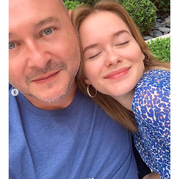 Cauet prend la pose avec sa fille Ivana pour son dix-septième anniversaire. Mai 2019.
