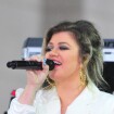 Kelly Clarkson manque de chuter en pleine performance de l'hymne américain
