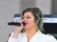 Kelly Clarkson manque de chuter en pleine performance de l'hymne américain