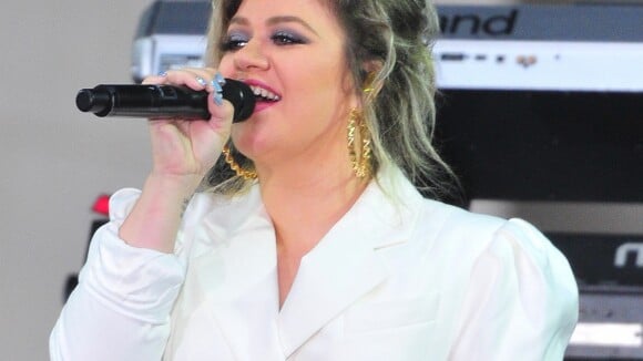 Kelly Clarkson manque de chuter en pleine performance de l'hymne américain