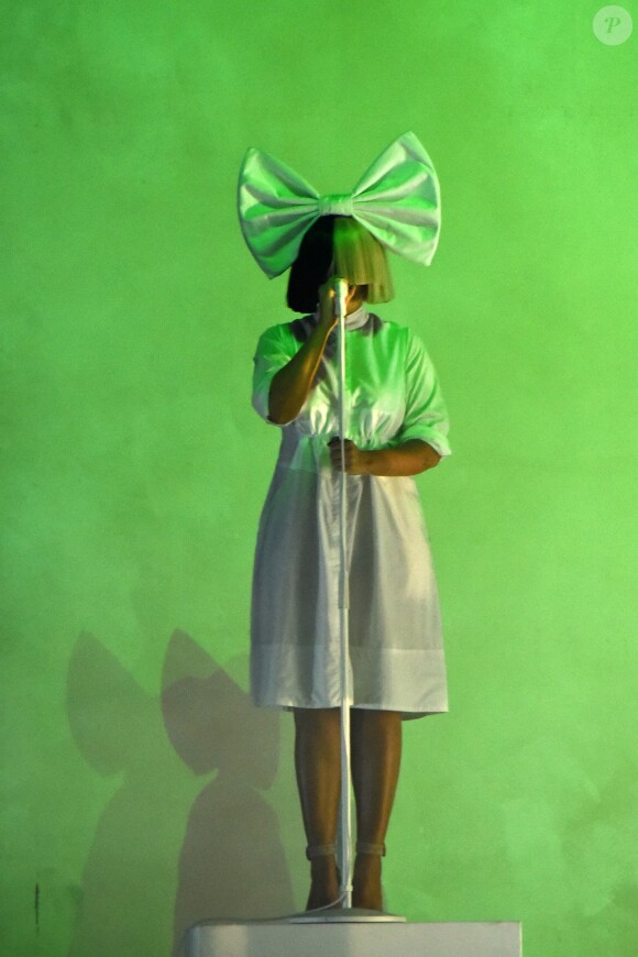 La chanteuse Sia en concert au stade Allianz à Sydney, Australie, le 2 décembre 2017.