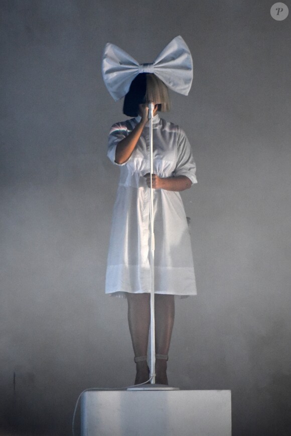 La chanteuse Sia en concert au stade Allianz à Sydney, Australie, le 2 décembre 2017.
