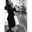 Marine Lloris arbore un joli petit ventre rond dans une robe noire. Instagram, le 21 mars 2019.