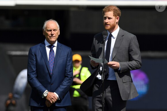 Le prince Harry, duc de Sussex et le président de la BCE, Colin Graves - Le prince Harry, duc de Sussex, assiste au match d'ouverture de la Coupe du monde de cricket ICC 2019 entre l'Angleterre et l'Afrique du Sud au stade 'The Oval' à Londres, le 29 mai 2019.