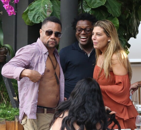 Cuba Gooding Jr. fait la fête avec des amis et sa compagne Claudine de Niro (ex-femme de Raphael de Niro, fils de Robert de Niro) au restaurant Seaspice à Miami, Floride, Etats-Unis, le 17 mars 2019.