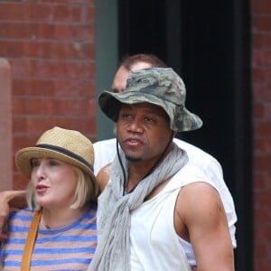 Cuba Gooding Jr et sa femme Sara Kapfer - Cuba Gooding Jr. s'amuse avec les photographes et prend des poses de boxeur dans les rues de New York, le 9 juillet 2017.