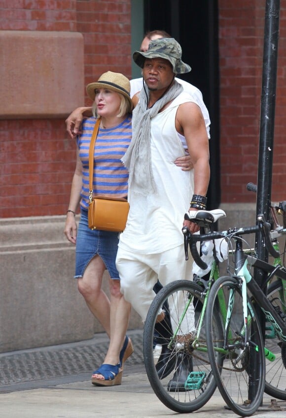 Cuba Gooding Jr et sa femme Sara Kapfer - Cuba Gooding Jr. s'amuse avec les photographes et prend des poses de boxeur dans les rues de New York, le 9 juillet 2017.