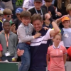 Nicolas Mahut avec son fils Natanel après sa victoire au second tour de Roland-Garros le 29 mai 2019 à Paris.