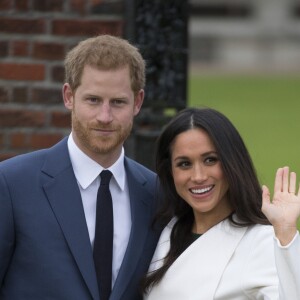 Le Prince Harry et Meghan Markle posent à Kensington palace après l'annonce de leur mariage au printemps 2018 à Londres le 27 novembre 2017.