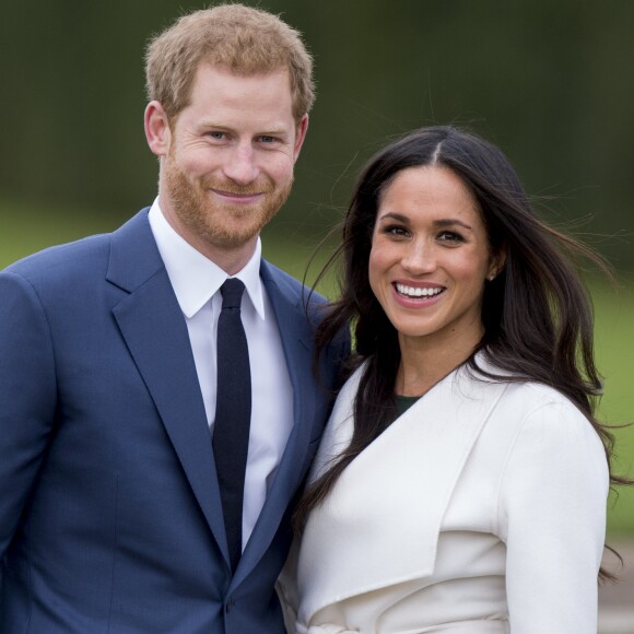 Le Prince Harry et Meghan Markle posent à Kensington palace après l'annonce de leur mariage au printemps 2018 à Londres le 27 novembre 2017.