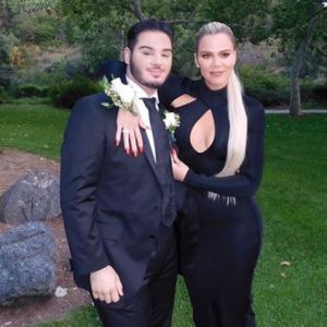 Narbeh pose pour la traditionnelle photo de couple avec Khloe Kardashian le 31 mai 2019.