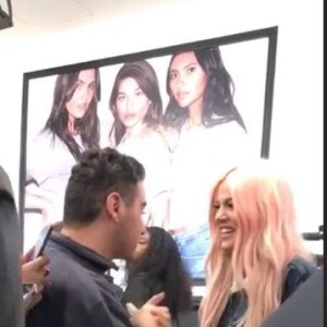 Narbeh rencontre Khloe Kardashian, sa cavalière pour son bal de promo à la Hoover High School à Glendale, en Californie le 31 mai 2019.