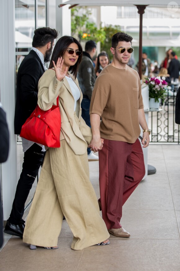 Priyanka Chopra et son mari Nick Jonas est devant l'hôtel Martinez lors du 72ème Festival International du Film de Cannes, le 19 mai 2019.