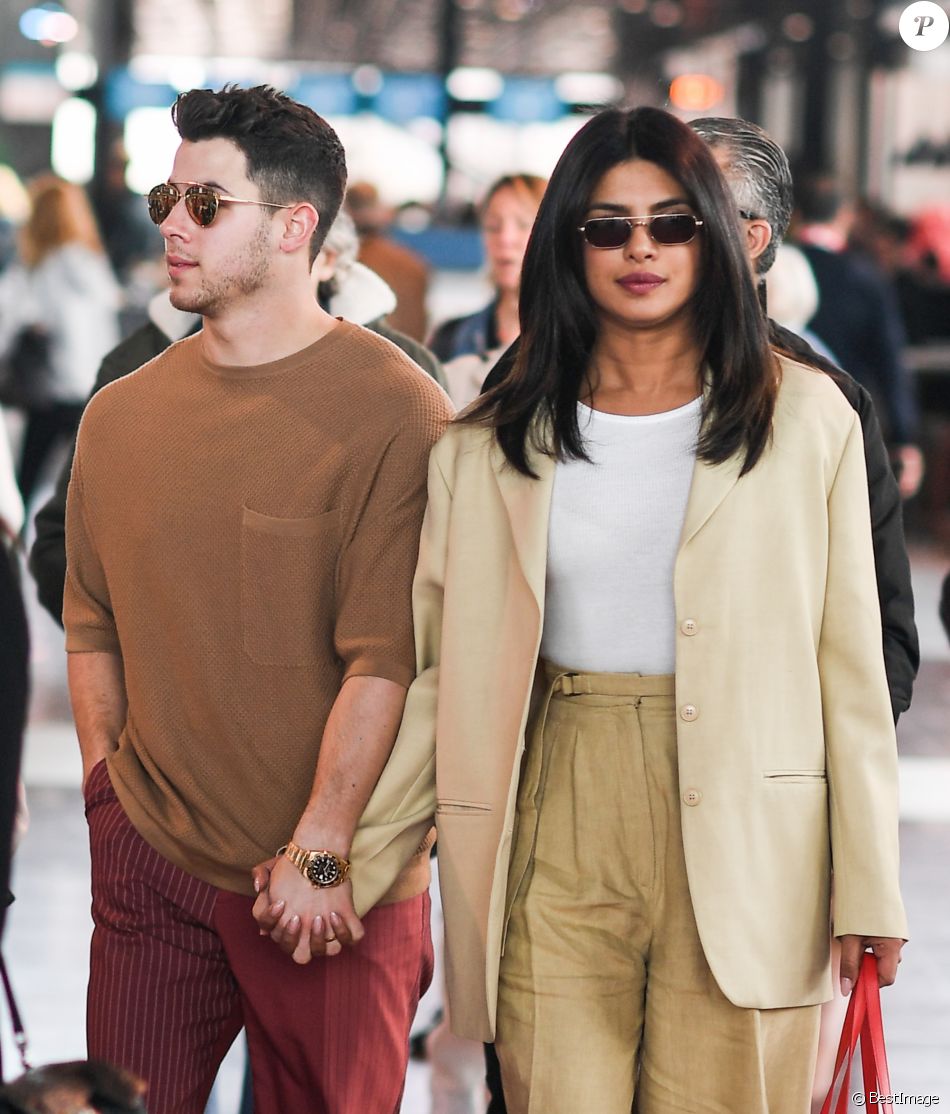 Nick Jonas et sa femme Priyanka Chopra sont au départ de l'aéroport de