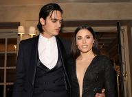 Capucine Anav en robe fendue, escortée par Alain-Fabien et Anthony Delon