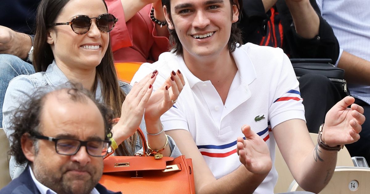 Capucine Anav et son compagnon Alain-Fabien Delon dans les tribunes