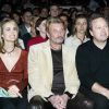 Laeticia et Johnny Hallyday et André Boudou lors de la remise du prix Humour et pub à l'Amnésia, le 25 mars 2004.