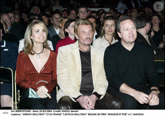 Laeticia et Johnny Hallyday et André Boudou lors de la remise du prix Humour et pub à l'Amnésia, le 25 mars 2004.