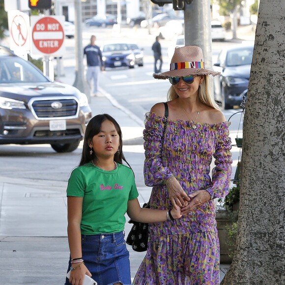 Laeticia Hallyday et sa fille Joy - Laeticia Hallyday et ses filles Jade et Joy arrivent au restaurant Gladstones pour déjeuner à Los Angeles, le 30 mars 2019.