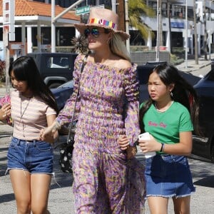 Laeticia Hallyday et ses filles Jade et Joy - Laeticia Hallyday et ses filles Jade et Joy arrivent au restaurant Gladstones pour déjeuner à Los Angeles, le 30 mars 2019.