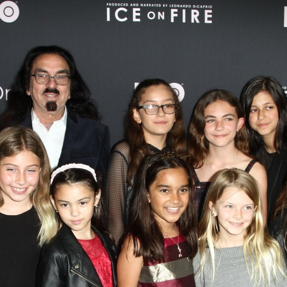George DiCaprio (père de L. DiCaprio) avec Leila Connors à la première du film Ice on Fire au LACMA à Los Angeles, le 5 juin 2019.