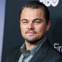 Leonardo DiCaprio soutenu par son père George, au style atypique
