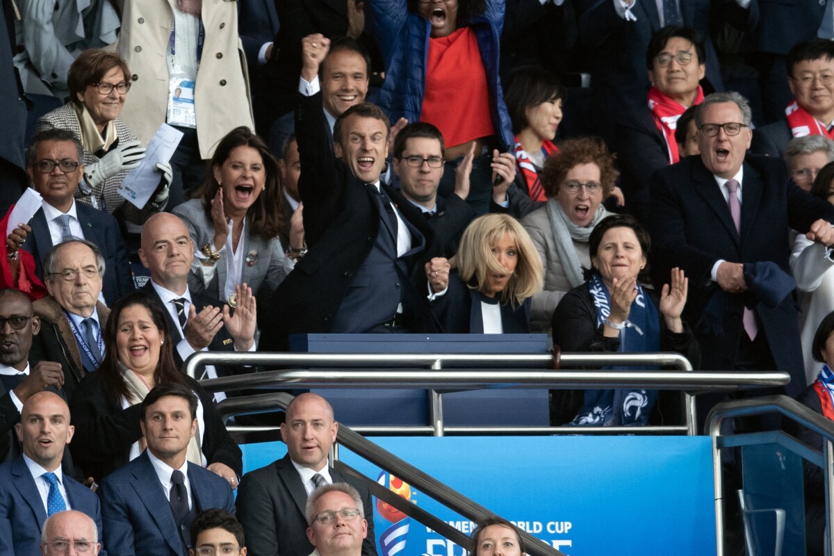 Photo : Emmanuel Macron et Brigitte Macron dans les tribunes du parc ...