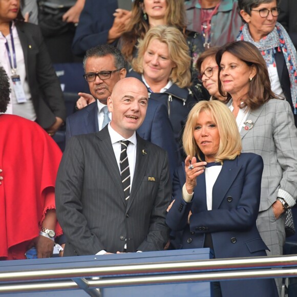 Le président de la République Emmanuel Macron et la première dame Brigitte Macron - People dans les tribunes du parc des Princes pour l'ouverture de la coupe du monde féminine de football 2019 (Mondial), opposant la France à la Corée du Sud. Paris le 7 juin 2019 © Pierre Perusseau / Bestimage