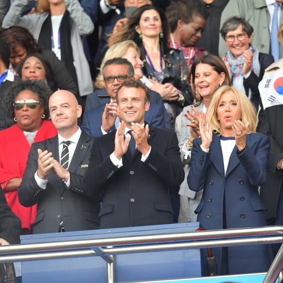 Le président de la République Emmanuel Macron et la première dame Brigitte Macron - People dans les tribunes du parc des Princes pour l'ouverture de la coupe du monde féminine de football 2019 (Mondial), opposant la France à la Corée du Sud. Paris le 7 juin 2019 © Pierre Perusseau / Bestimage