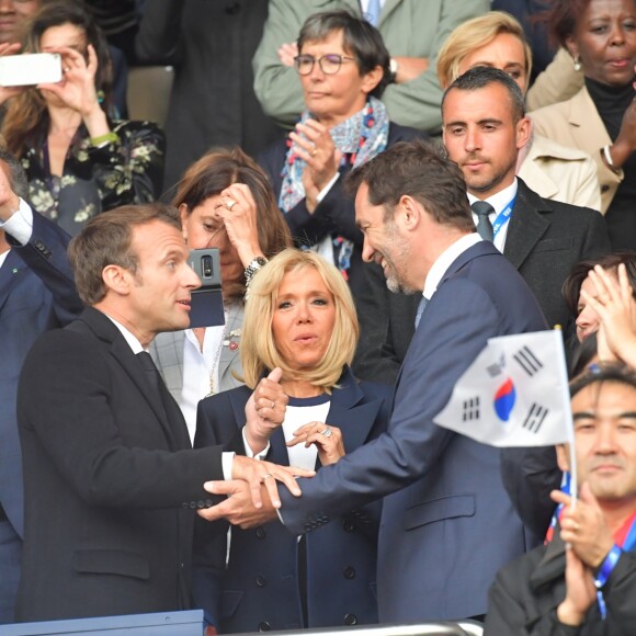 Le président de la République Emmanuel Macron et la première dame Brigitte Macron - People dans les tribunes du parc des Princes pour l'ouverture de la coupe du monde féminine de football 2019 (Mondial), opposant la France à la Corée du Sud. Paris le 7 juin 2019 © Pierre Perusseau / Bestimage