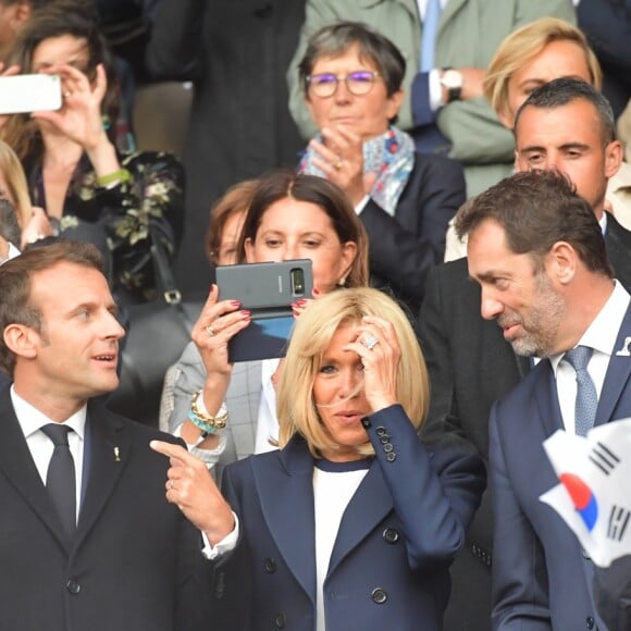 Le président de la République Emmanuel Macron et la première dame Brigitte Macron - People dans les tribunes du parc des Princes pour l'ouverture de la coupe du monde féminine de football 2019 (Mondial), opposant la France à la Corée du Sud. Paris le 7 juin 2019 © Pierre Perusseau / Bestimage