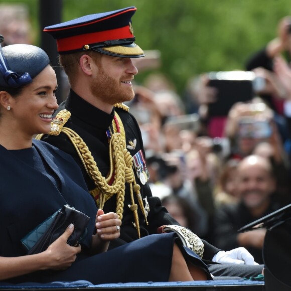 Meghan Markle, duchesse de Sussex, a fait son grand retour (en Givenchy) en public à l'occasion des célébrations de Trooping the Colour le 8 juin 2019 à Londres. En compagnie du prince Harry et de la duchesse Catherine de Cambridge lors de la procession, c'était sa première apparition publique depuis la naissance de son fils Archie, le 6 mai.