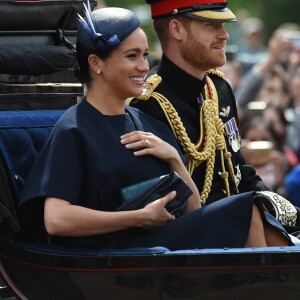 Meghan Markle, duchesse de Sussex, a fait son grand retour (en Givenchy) en public à l'occasion des célébrations de Trooping the Colour le 8 juin 2019 à Londres. En compagnie du prince Harry et de la duchesse Catherine de Cambridge lors de la procession, c'était sa première apparition publique depuis la naissance de son fils Archie, le 6 mai.