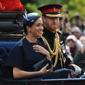 Meghan Markle, duchesse de Sussex, a fait son grand retour (en Givenchy) en public à l'occasion des célébrations de Trooping the Colour le 8 juin 2019 à Londres. En compagnie du prince Harry et de la duchesse Catherine de Cambridge lors de la procession, c'était sa première apparition publique depuis la naissance de son fils Archie, le 6 mai.