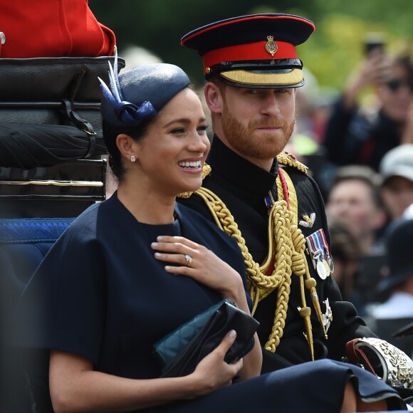 Meghan Markle, duchesse de Sussex, a fait son grand retour (en Givenchy) en public à l'occasion des célébrations de Trooping the Colour le 8 juin 2019 à Londres. En compagnie du prince Harry et de la duchesse Catherine de Cambridge lors de la procession, c'était sa première apparition publique depuis la naissance de son fils Archie, le 6 mai.