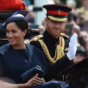 Meghan Markle, duchesse de Sussex, a fait son grand retour (en Givenchy) en public à l'occasion des célébrations de Trooping the Colour le 8 juin 2019 à Londres. En compagnie du prince Harry et de la duchesse Catherine de Cambridge lors de la procession, c'était sa première apparition publique depuis la naissance de son fils Archie, le 6 mai.