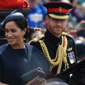 Meghan Markle, duchesse de Sussex, a fait son grand retour (en Givenchy) en public à l'occasion des célébrations de Trooping the Colour le 8 juin 2019 à Londres. En compagnie du prince Harry et de la duchesse Catherine de Cambridge lors de la procession, c'était sa première apparition publique depuis la naissance de son fils Archie, le 6 mai.