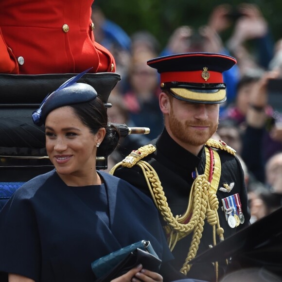 Meghan Markle, duchesse de Sussex, a fait son grand retour (en Givenchy) en public à l'occasion des célébrations de Trooping the Colour le 8 juin 2019 à Londres. En compagnie du prince Harry et de la duchesse Catherine de Cambridge lors de la procession, c'était sa première apparition publique depuis la naissance de son fils Archie, le 6 mai.