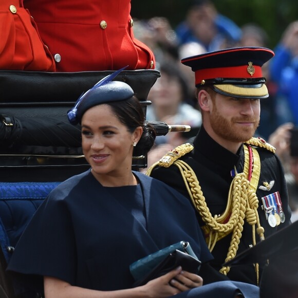 Meghan Markle, duchesse de Sussex, a fait son grand retour (en Givenchy) en public à l'occasion des célébrations de Trooping the Colour le 8 juin 2019 à Londres. En compagnie du prince Harry et de la duchesse Catherine de Cambridge lors de la procession, c'était sa première apparition publique depuis la naissance de son fils Archie, le 6 mai.