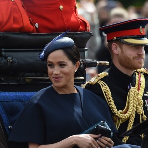 Meghan Markle, duchesse de Sussex, a fait son grand retour (en Givenchy) en public à l'occasion des célébrations de Trooping the Colour le 8 juin 2019 à Londres. En compagnie du prince Harry et de la duchesse Catherine de Cambridge lors de la procession, c'était sa première apparition publique depuis la naissance de son fils Archie, le 6 mai.