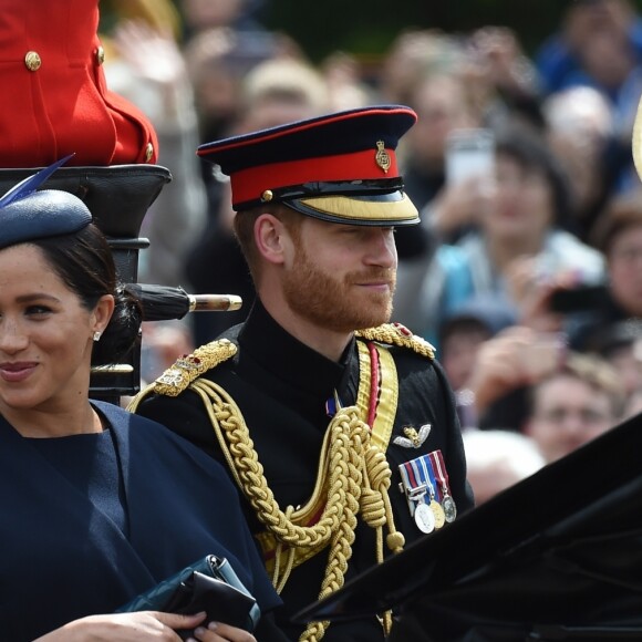 Meghan Markle, duchesse de Sussex, a fait son grand retour (en Givenchy) en public à l'occasion des célébrations de Trooping the Colour le 8 juin 2019 à Londres. En compagnie du prince Harry et de la duchesse Catherine de Cambridge lors de la procession, c'était sa première apparition publique depuis la naissance de son fils Archie, le 6 mai.