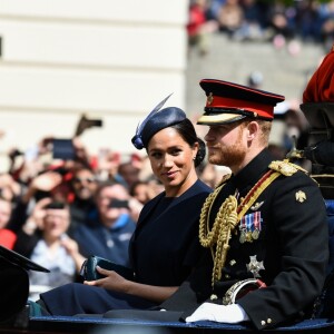 Meghan Markle, duchesse de Sussex, a fait son grand retour (en Givenchy) en public à l'occasion des célébrations de Trooping the Colour le 8 juin 2019 à Londres. En compagnie du prince Harry et de la duchesse Catherine de Cambridge lors de la procession, c'était sa première apparition publique depuis la naissance de son fils Archie, le 6 mai.