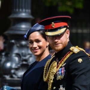 Meghan Markle, duchesse de Sussex, a fait son grand retour (en Givenchy) en public à l'occasion des célébrations de Trooping the Colour le 8 juin 2019 à Londres. En compagnie du prince Harry et de la duchesse Catherine de Cambridge lors de la procession, c'était sa première apparition publique depuis la naissance de son fils Archie, le 6 mai.