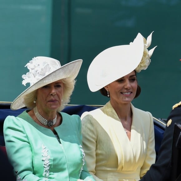 Kate Middleton, duchesse de Cambridge, en Alexander McQueen, et Camilla Parker Bowles, duchesse de Cornouailles, lors de la parade Trooping the Colour 2019 à Londres le 8 juin 2019. Meghan Markle, dont c'était la première apparition publique depuis la naissance d'Archie, partageait leur landau.