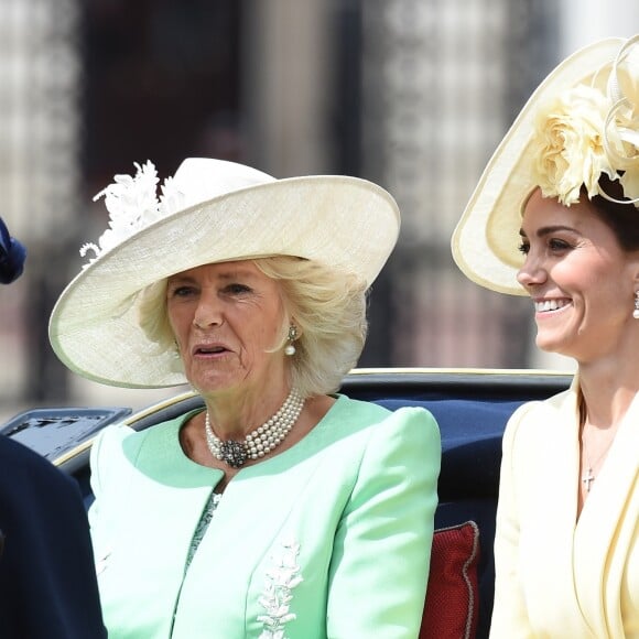 Kate Middleton, duchesse de Cambridge, en Alexander McQueen, et Camilla Parker Bowles, duchesse de Cornouailles, lors de la parade Trooping the Colour 2019 à Londres le 8 juin 2019. Meghan Markle, dont c'était la première apparition publique depuis la naissance d'Archie, partageait leur landau.