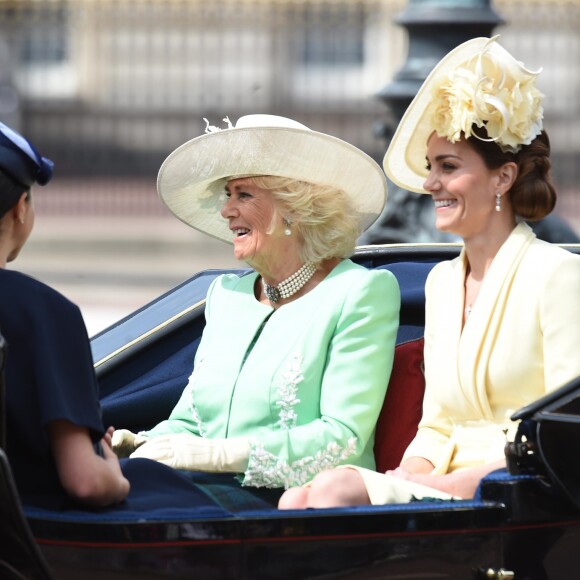 Kate Middleton, duchesse de Cambridge, en Alexander McQueen, et Camilla Parker Bowles, duchesse de Cornouailles, lors de la parade Trooping the Colour 2019 à Londres le 8 juin 2019. Meghan Markle, dont c'était la première apparition publique depuis la naissance d'Archie, partageait leur landau.