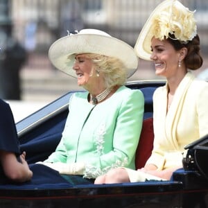 Kate Middleton, duchesse de Cambridge, en Alexander McQueen, et Camilla Parker Bowles, duchesse de Cornouailles, lors de la parade Trooping the Colour 2019 à Londres le 8 juin 2019. Meghan Markle, dont c'était la première apparition publique depuis la naissance d'Archie, partageait leur landau.