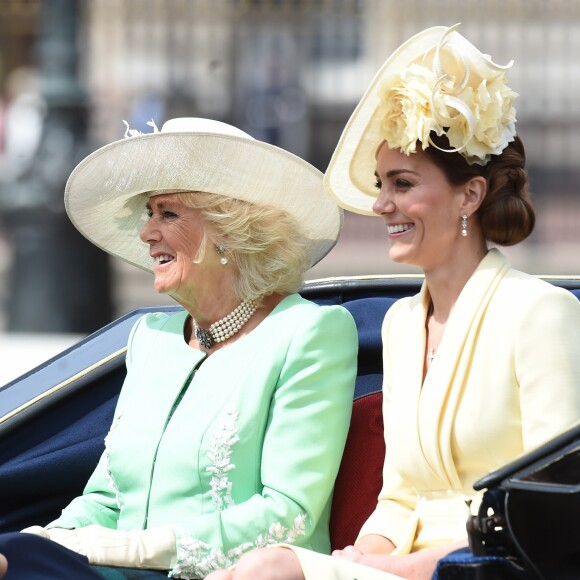 Kate Middleton, duchesse de Cambridge, en Alexander McQueen, et Camilla Parker Bowles, duchesse de Cornouailles, lors de la parade Trooping the Colour 2019 à Londres le 8 juin 2019. Meghan Markle, dont c'était la première apparition publique depuis la naissance d'Archie, partageait leur landau.