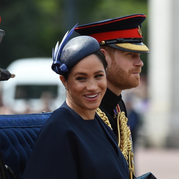 Meghan Markle, duchesse de Sussex, a fait son grand retour (en Givenchy) en public à l'occasion des célébrations de Trooping the Colour le 8 juin 2019 à Londres. En compagnie du prince Harry et de la duchesse Catherine de Cambridge lors de la procession, c'était sa première apparition publique depuis la naissance de son fils Archie, le 6 mai.