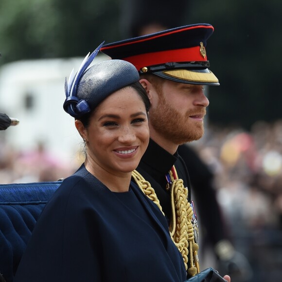 Meghan Markle, duchesse de Sussex, a fait son grand retour (en Givenchy) en public à l'occasion des célébrations de Trooping the Colour le 8 juin 2019 à Londres. En compagnie du prince Harry et de la duchesse Catherine de Cambridge lors de la procession, c'était sa première apparition publique depuis la naissance de son fils Archie, le 6 mai.